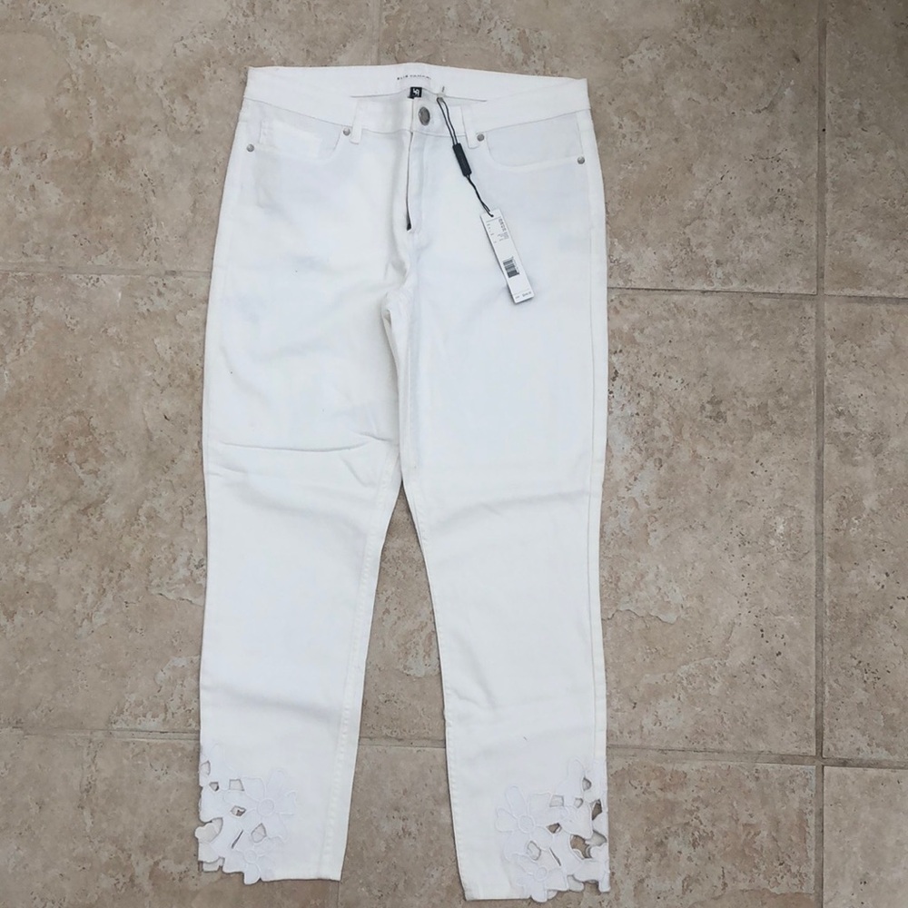 Tahari white ankle jean with cut out embroidery hem